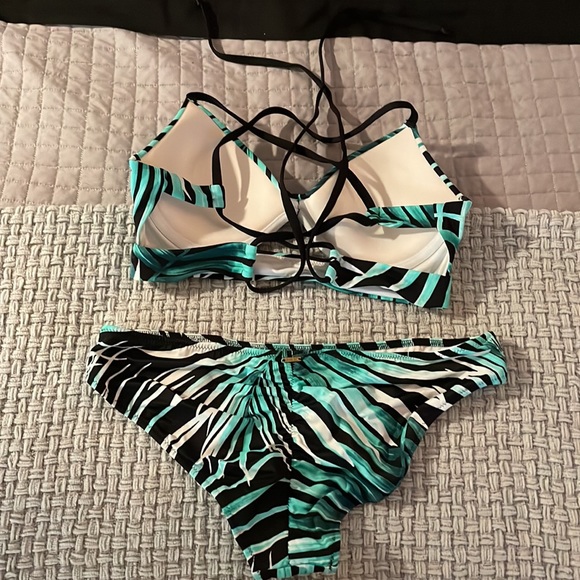 Vs PINK bikini size medium , underwire - Picture 2 of 3
